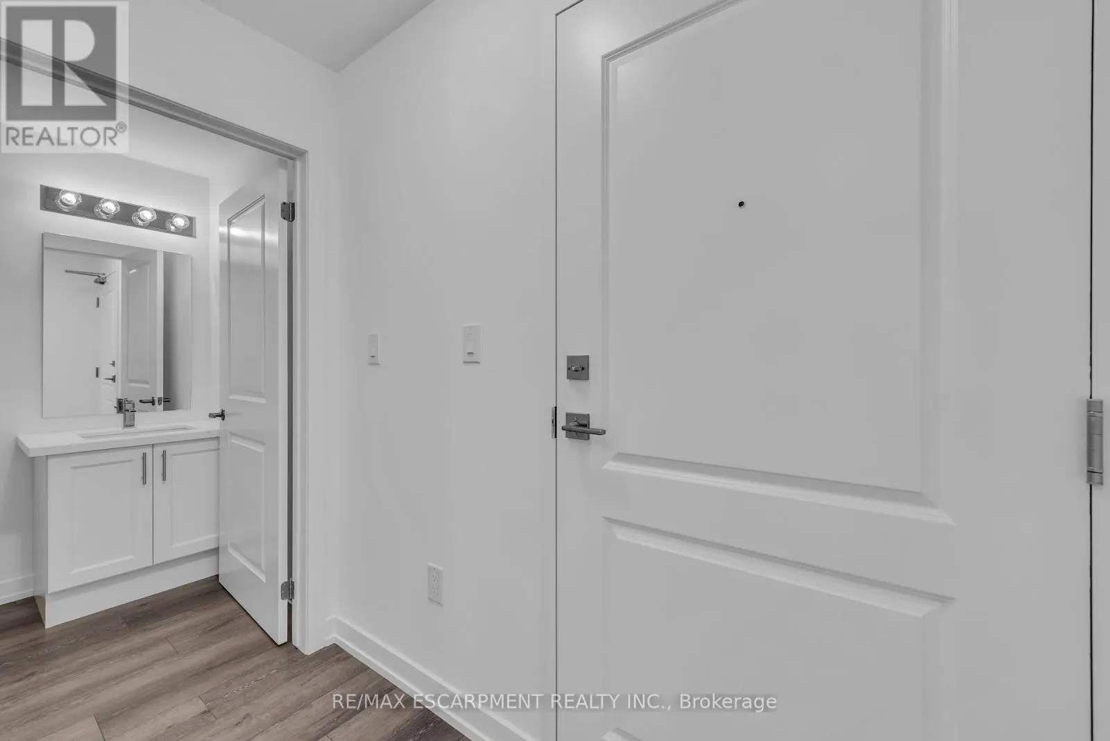 220 - 470 DUNDAS STREET E