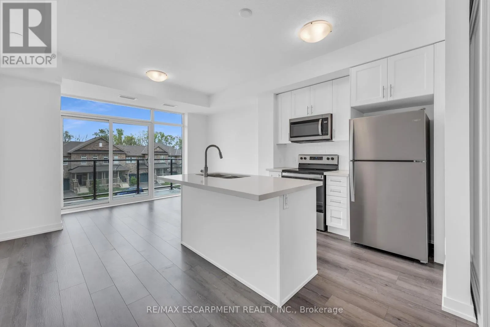 220 - 470 DUNDAS STREET E