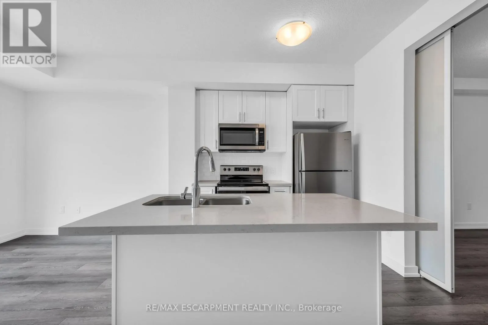 220 - 470 DUNDAS STREET E