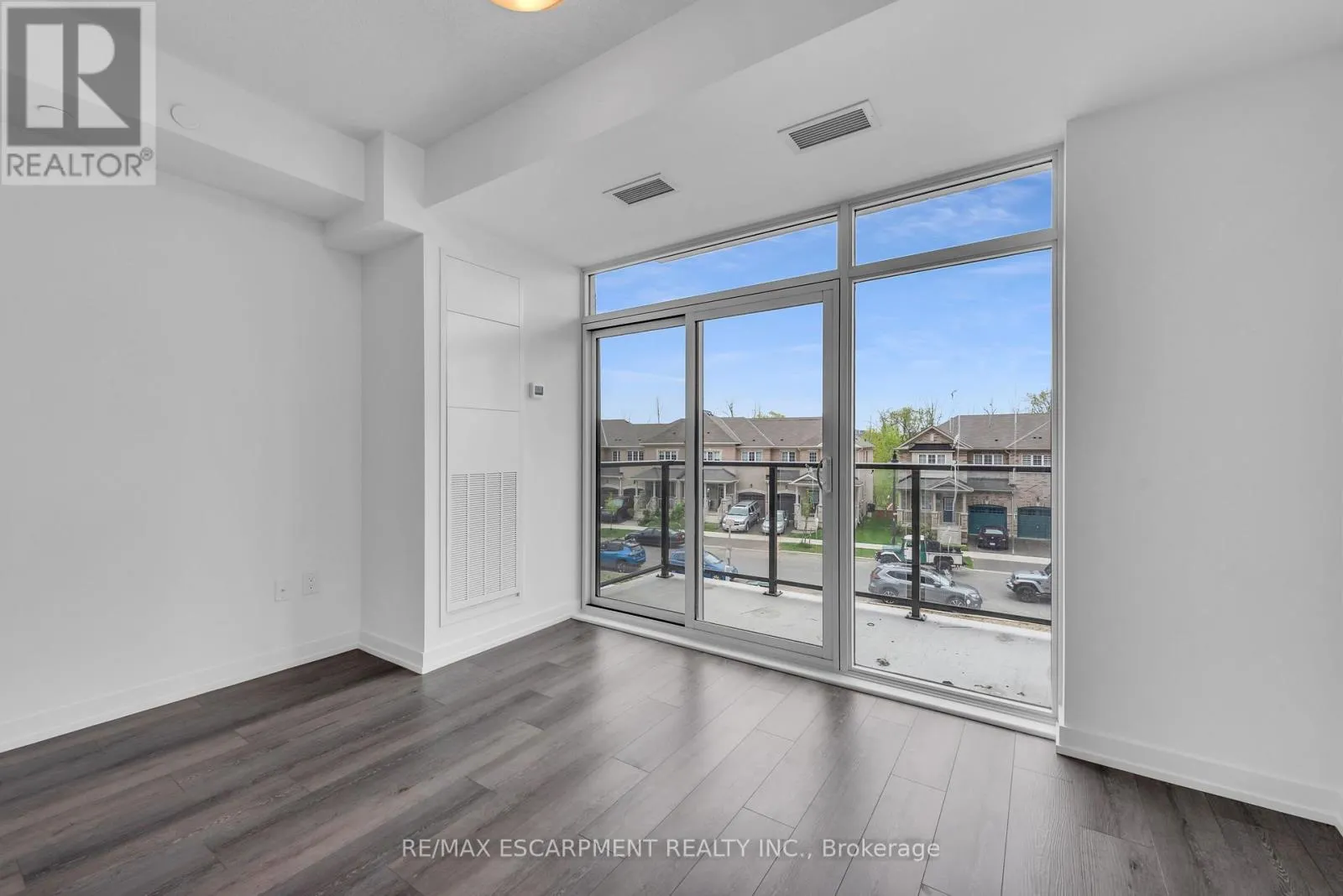 220 - 470 DUNDAS STREET E