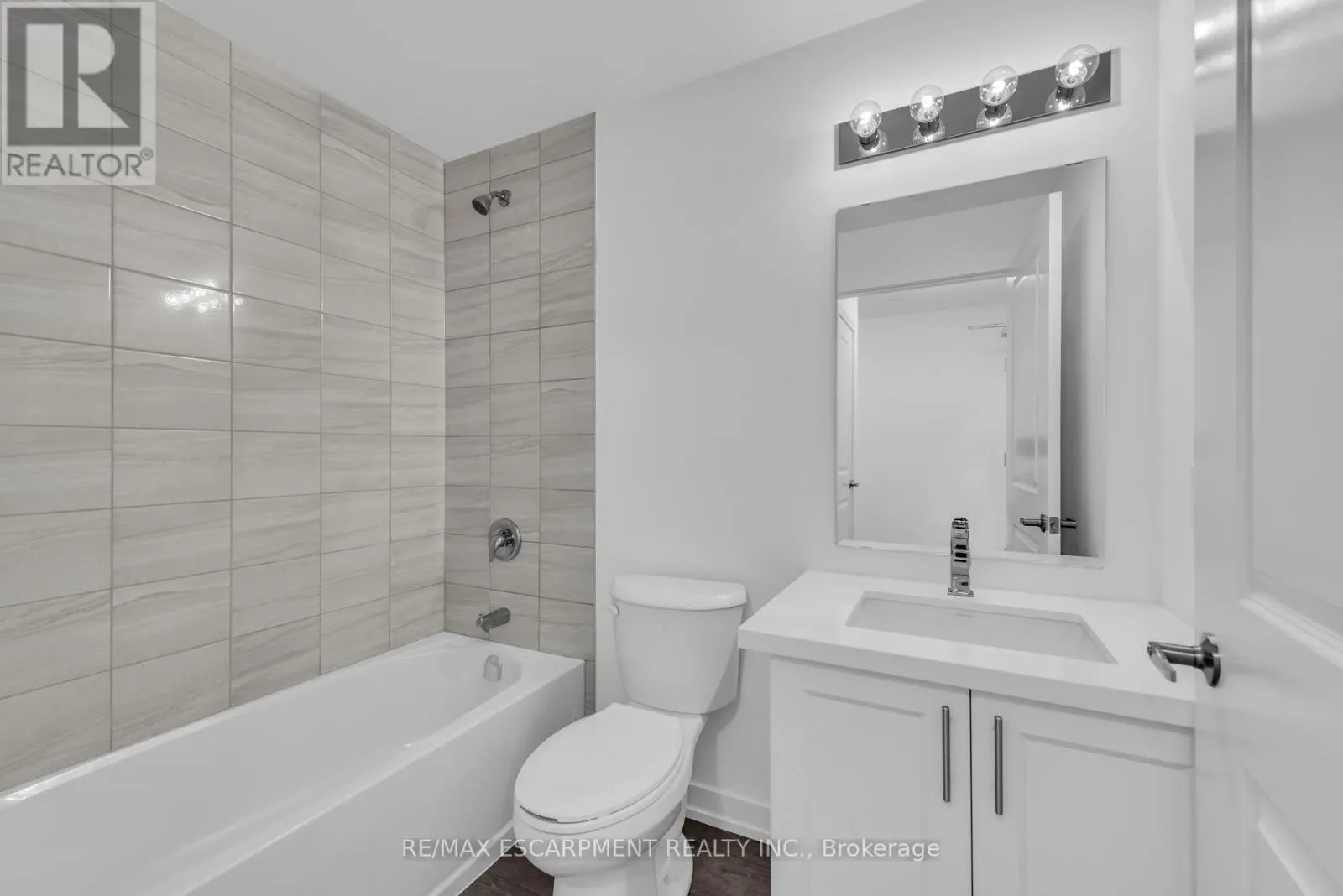 220 - 470 DUNDAS STREET E