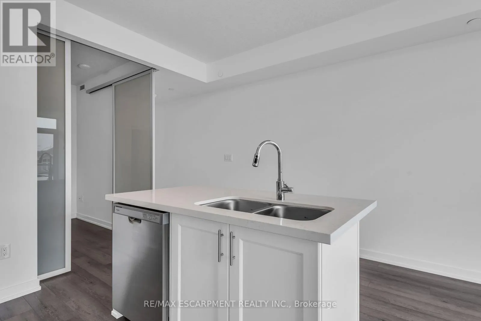 220 - 470 DUNDAS STREET E