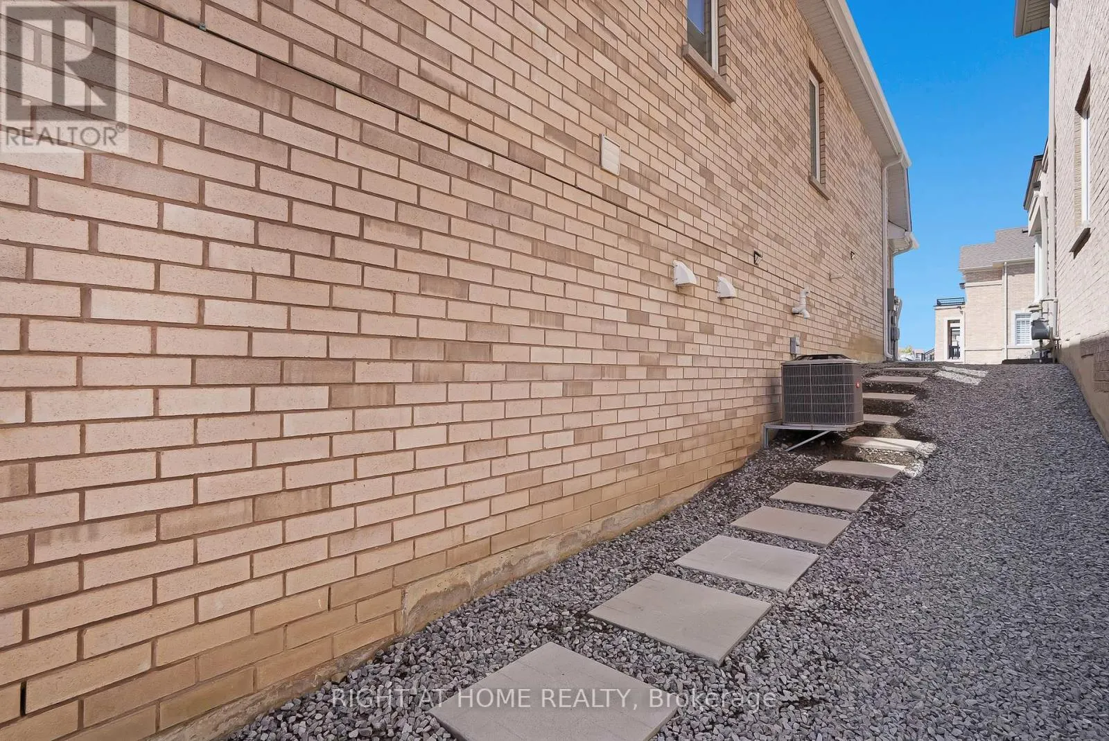19 ROBARTS DRIVE