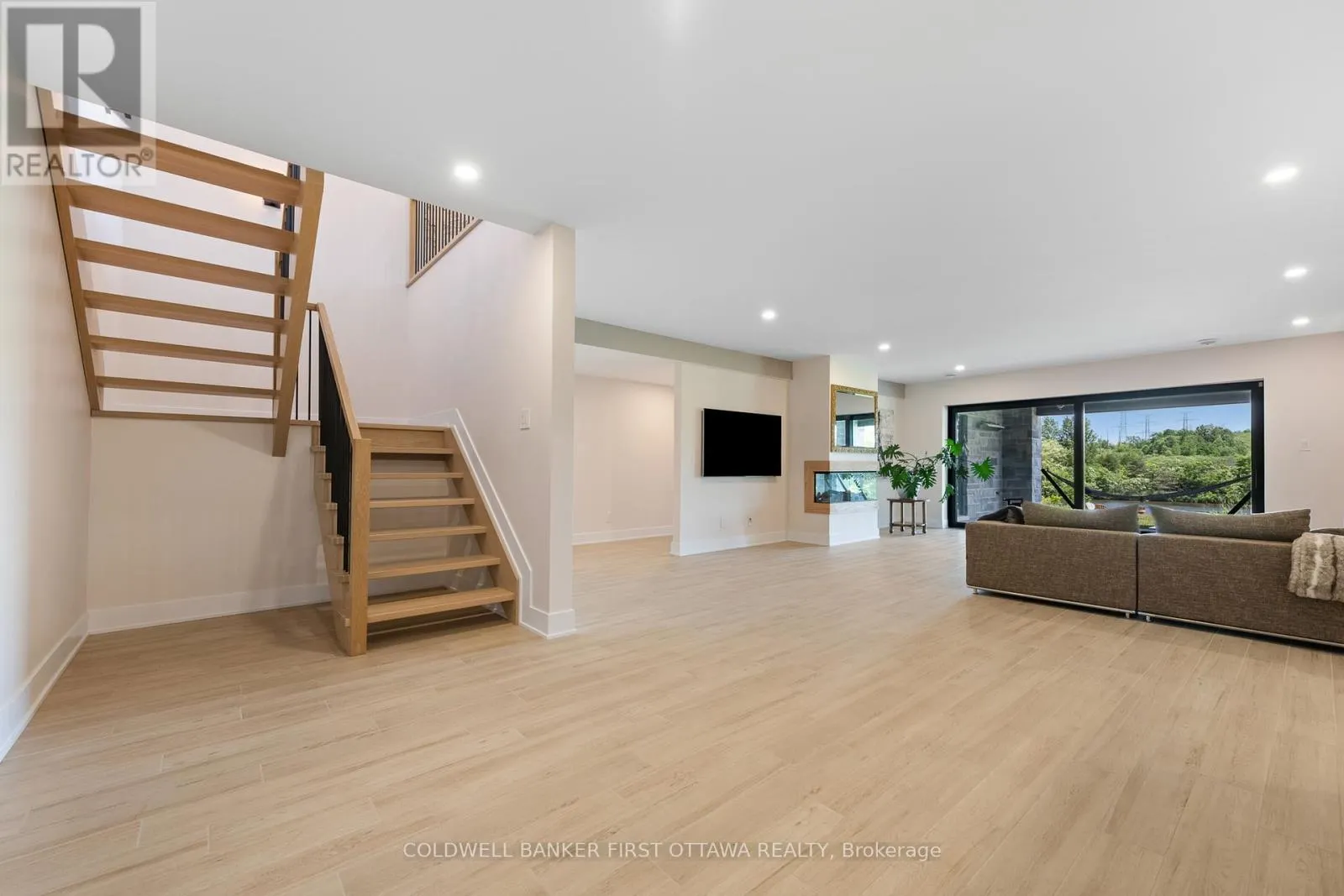 1981 PRINCE OF WALES DRIVE