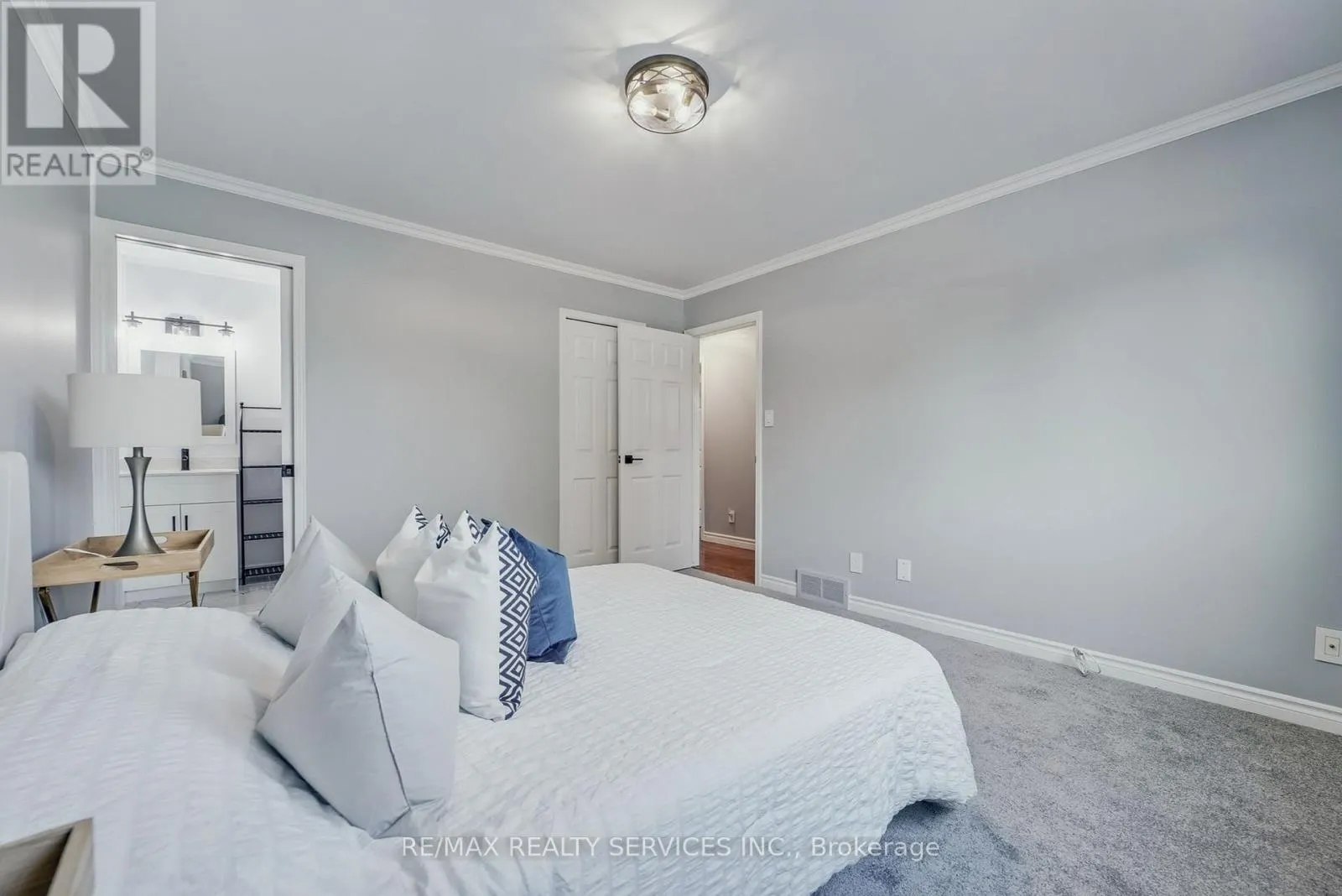 67 WESTBURY CRESCENT