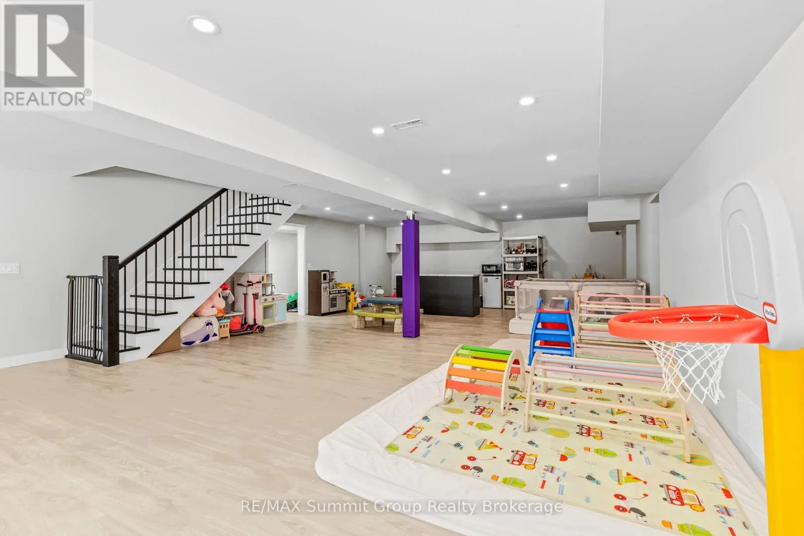 615690 HAMILTON LANE