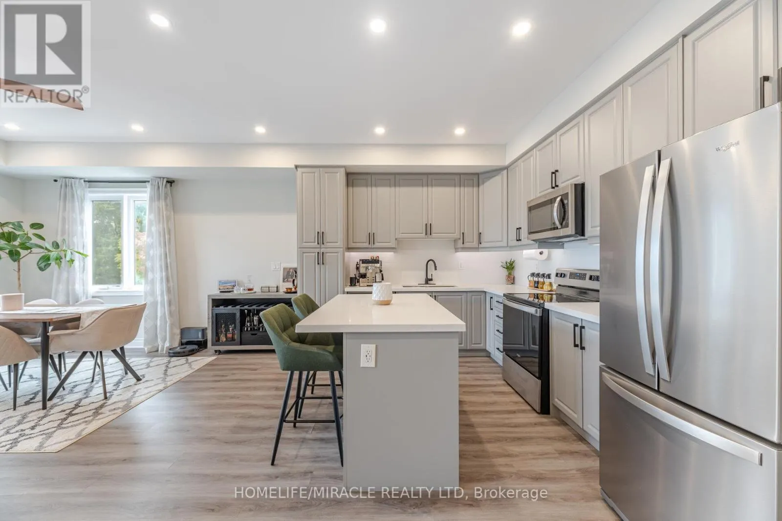 305 - 721 FRANKLIN BOULEVARD