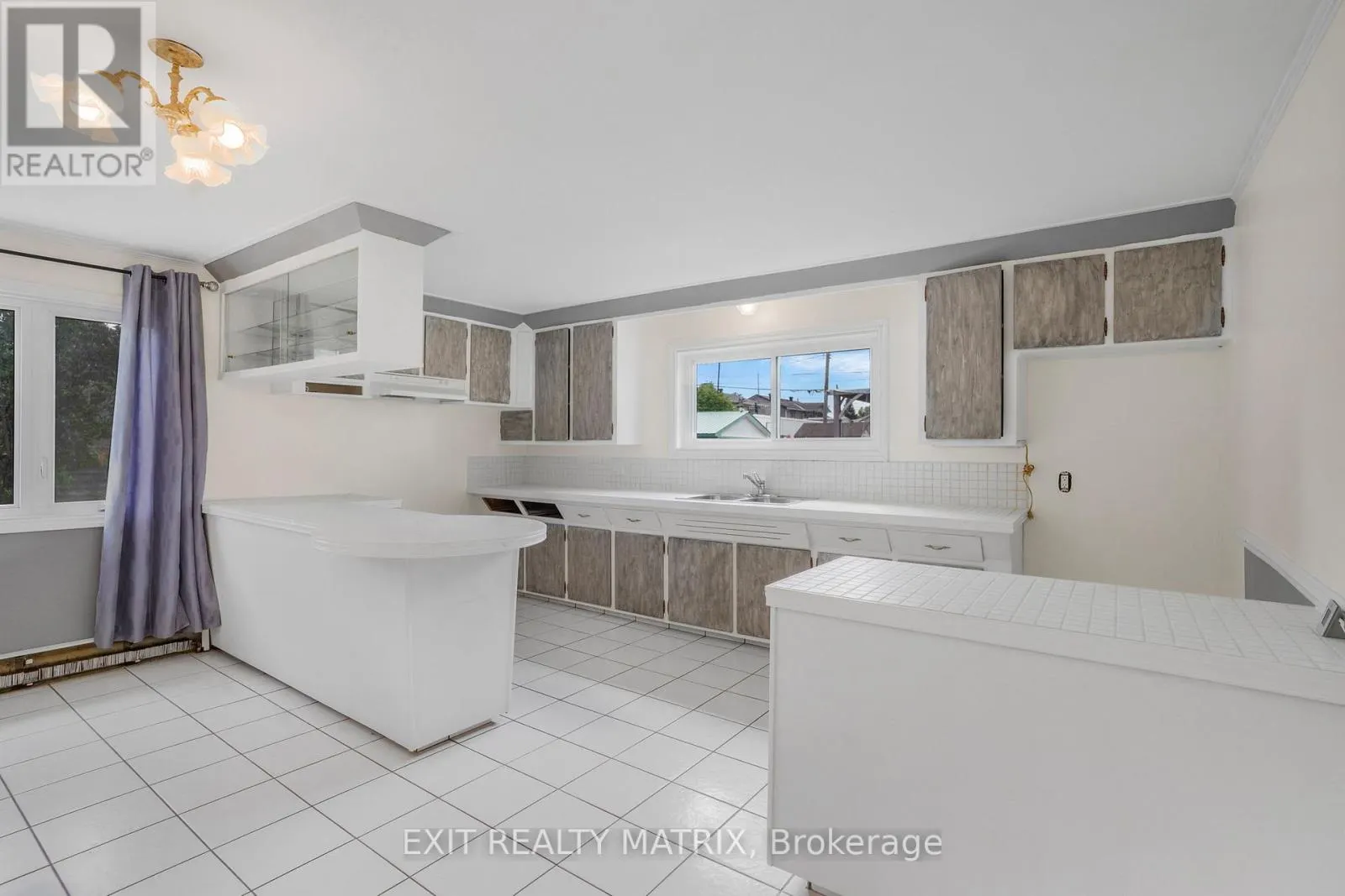 805 CARTIER BOULEVARD