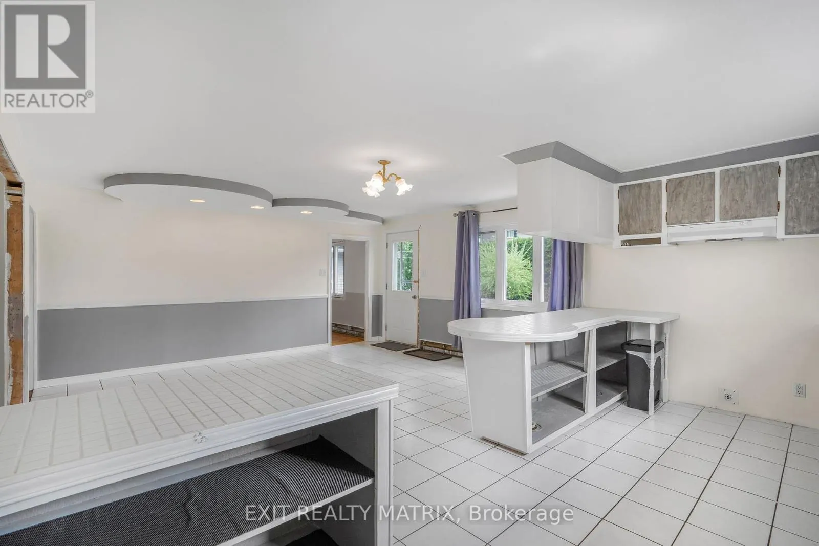 805 CARTIER BOULEVARD