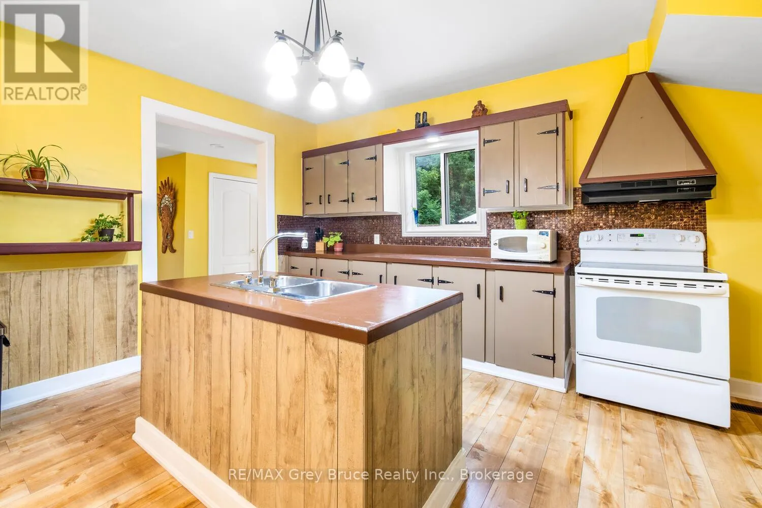 243 QUEEN STREET W