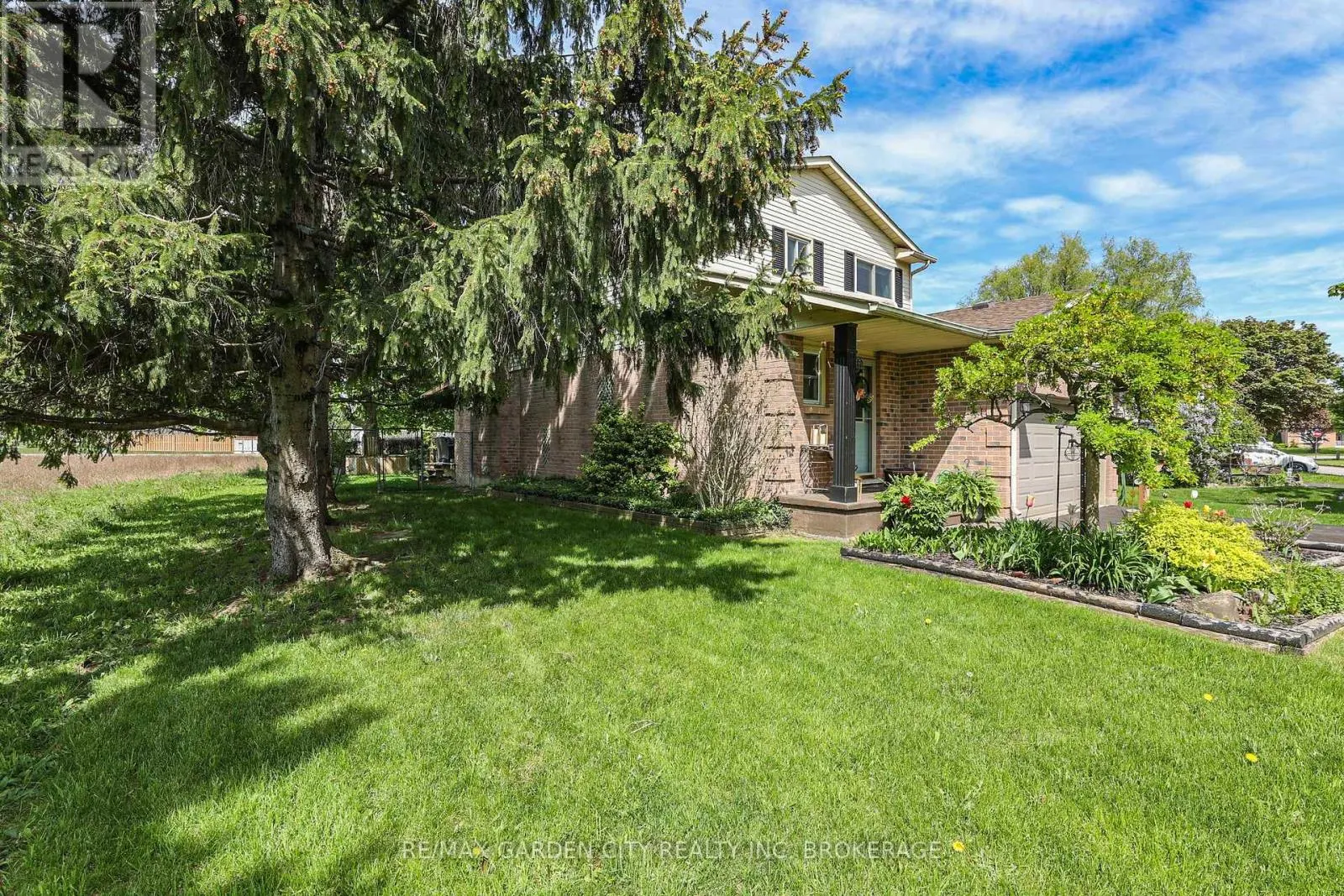 8 LAMPMAN CRESCENT