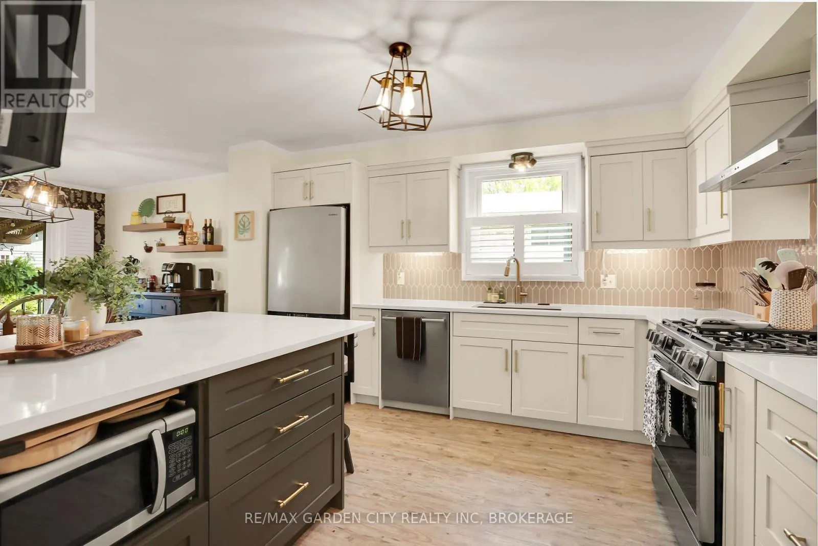 8 LAMPMAN CRESCENT