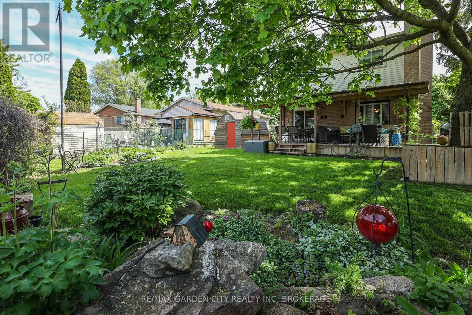 8 LAMPMAN CRESCENT