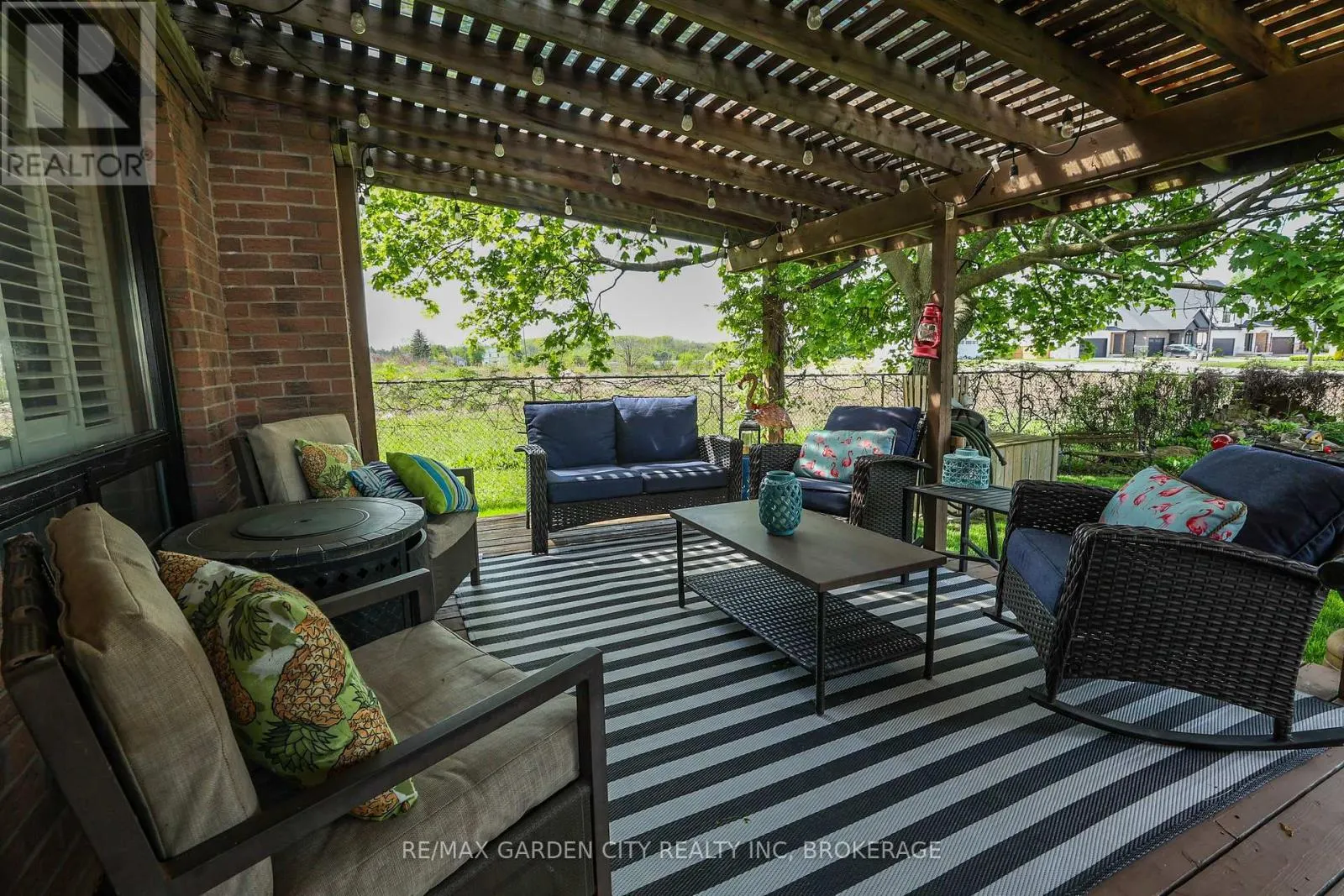 8 LAMPMAN CRESCENT