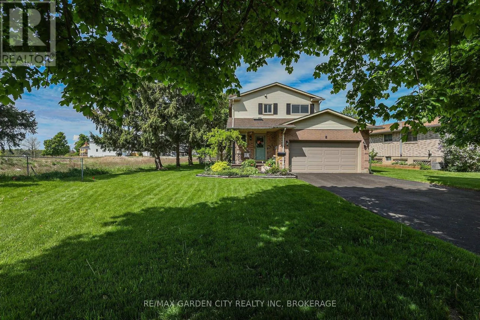 8 LAMPMAN CRESCENT