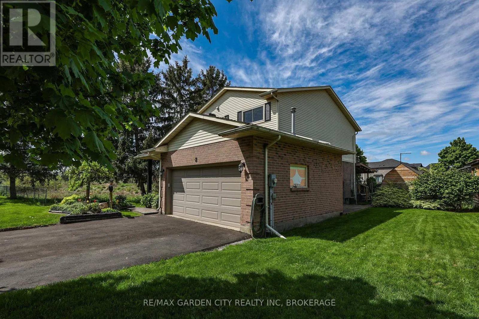 8 LAMPMAN CRESCENT