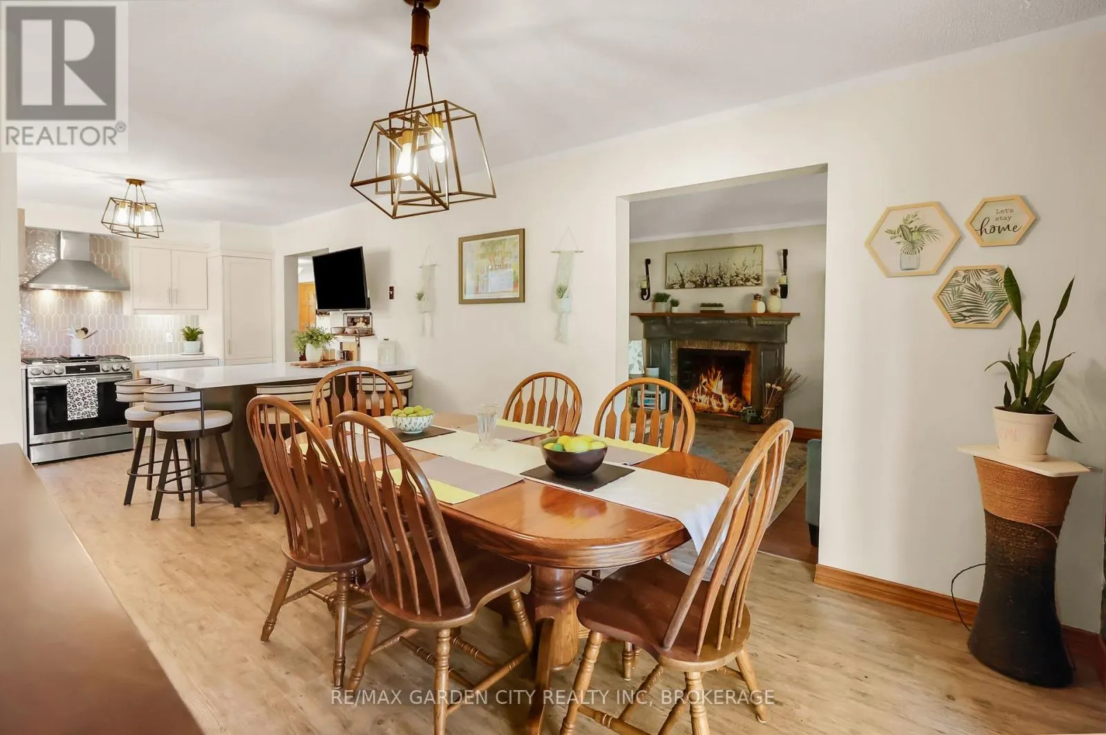 8 LAMPMAN CRESCENT