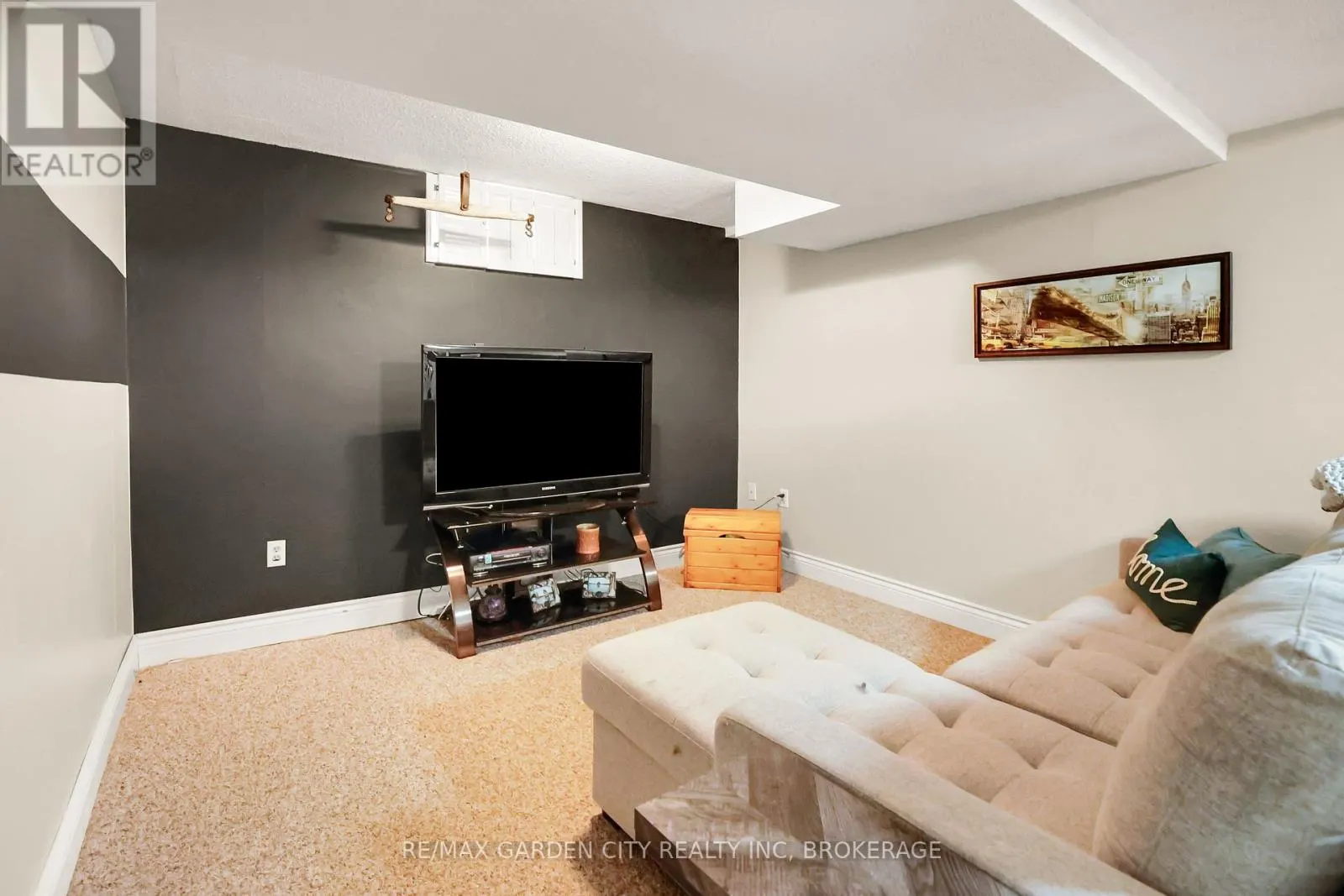8 LAMPMAN CRESCENT