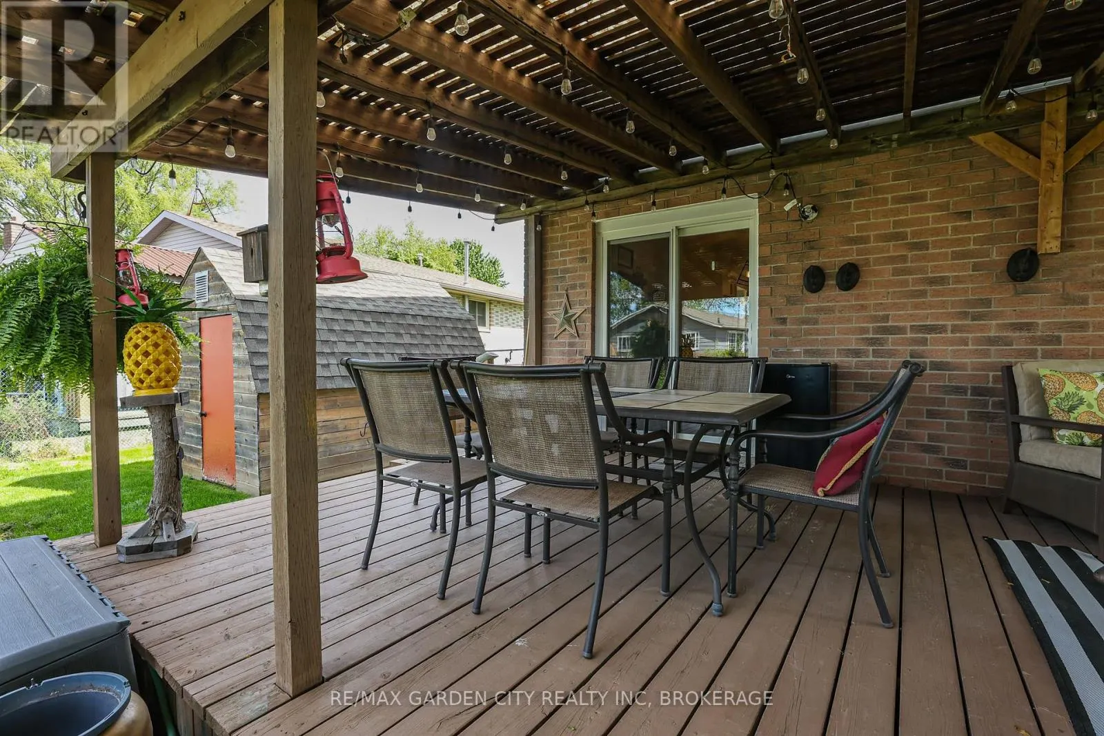 8 LAMPMAN CRESCENT