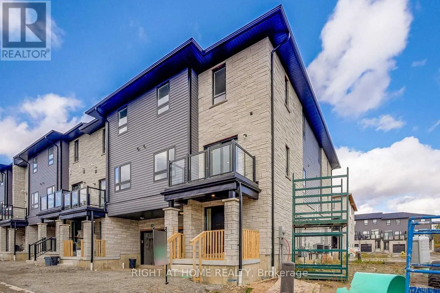#45 - 51 SPARROW AVENUE