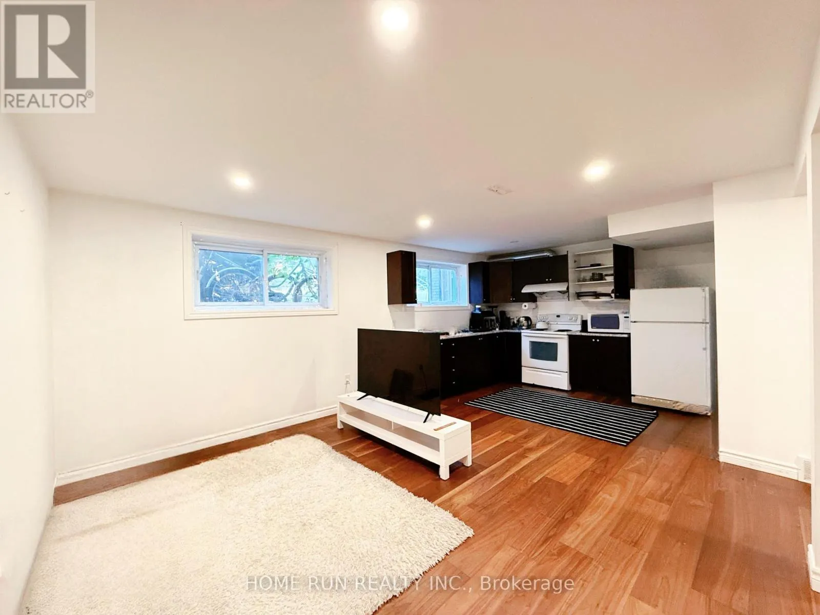 UNIT B - 90 MACFARLANE ROAD