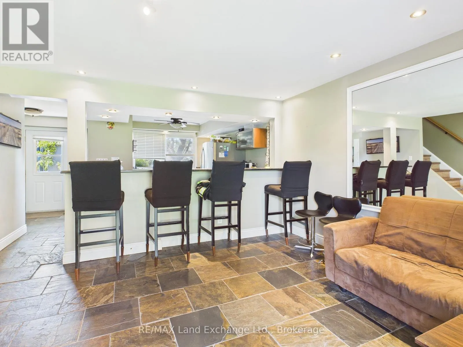 27 - 850 WALSH STREET, #27