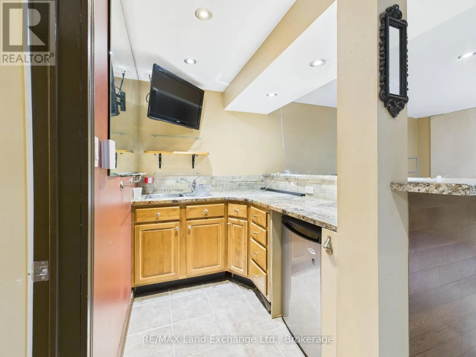 27 - 850 WALSH STREET, #27