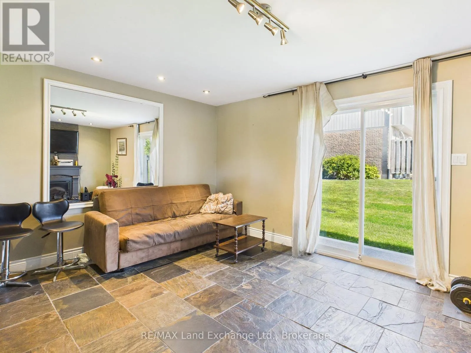 27 - 850 WALSH STREET, #27