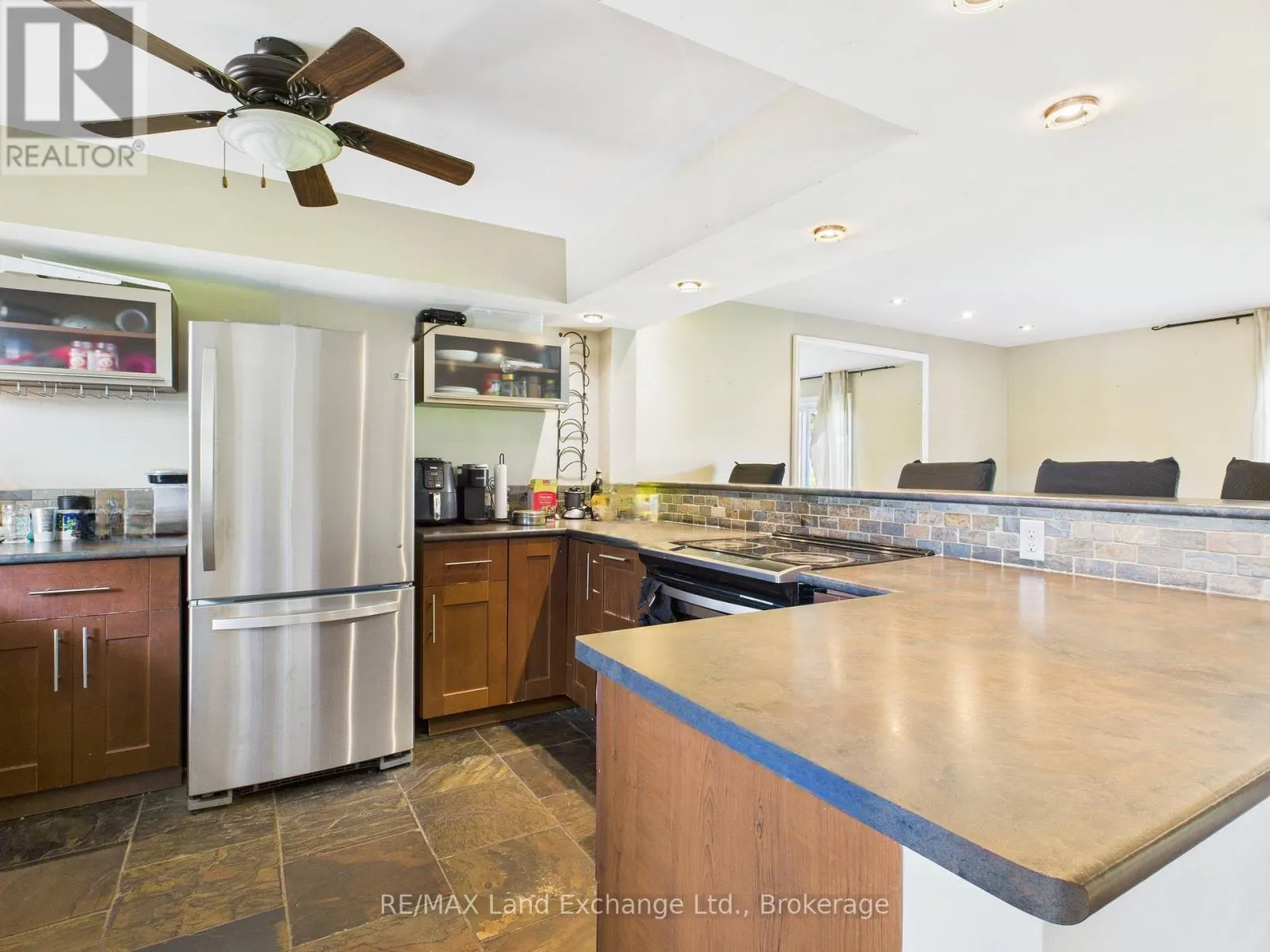 27 - 850 WALSH STREET, #27