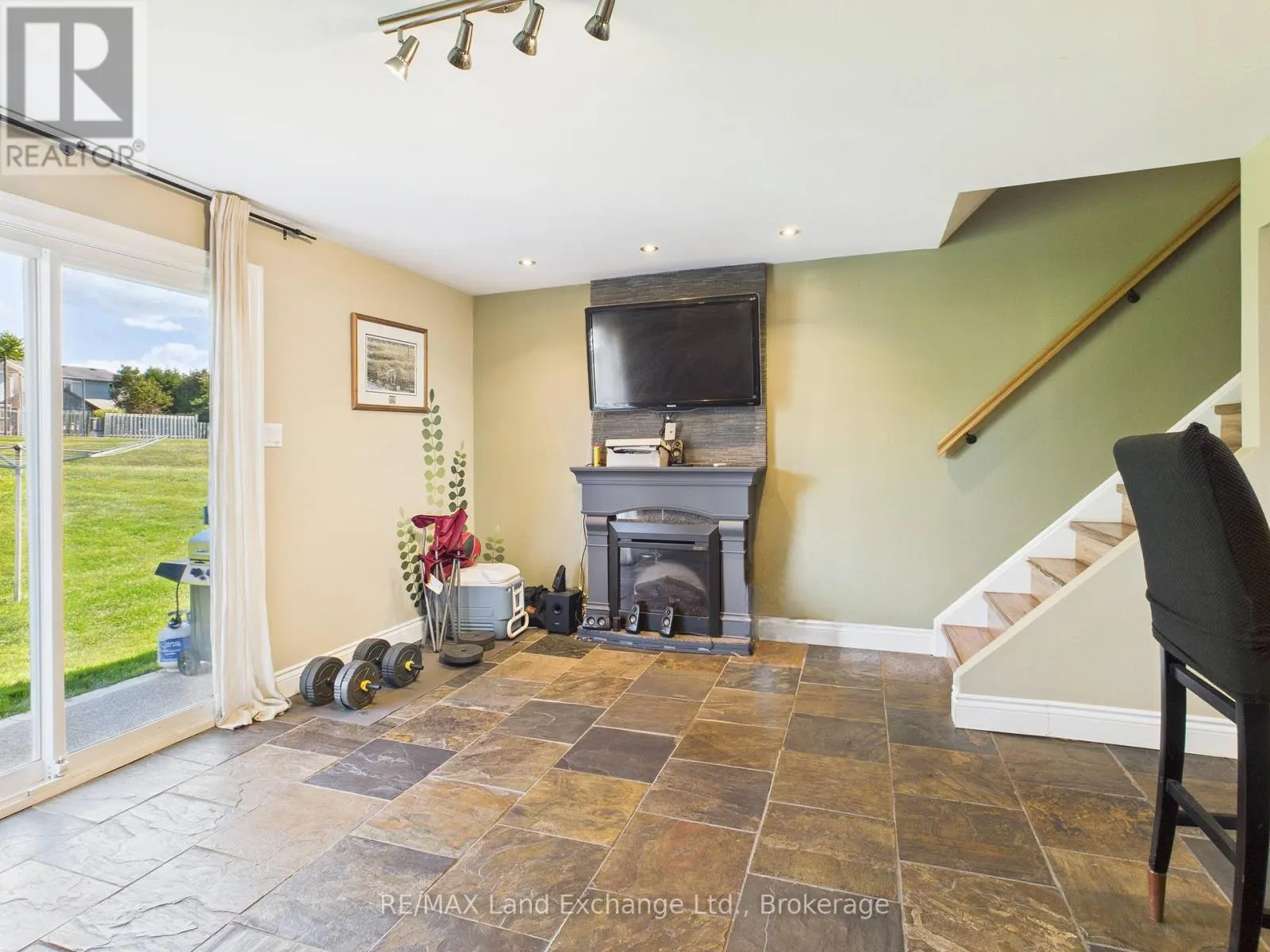 27 - 850 WALSH STREET, #27