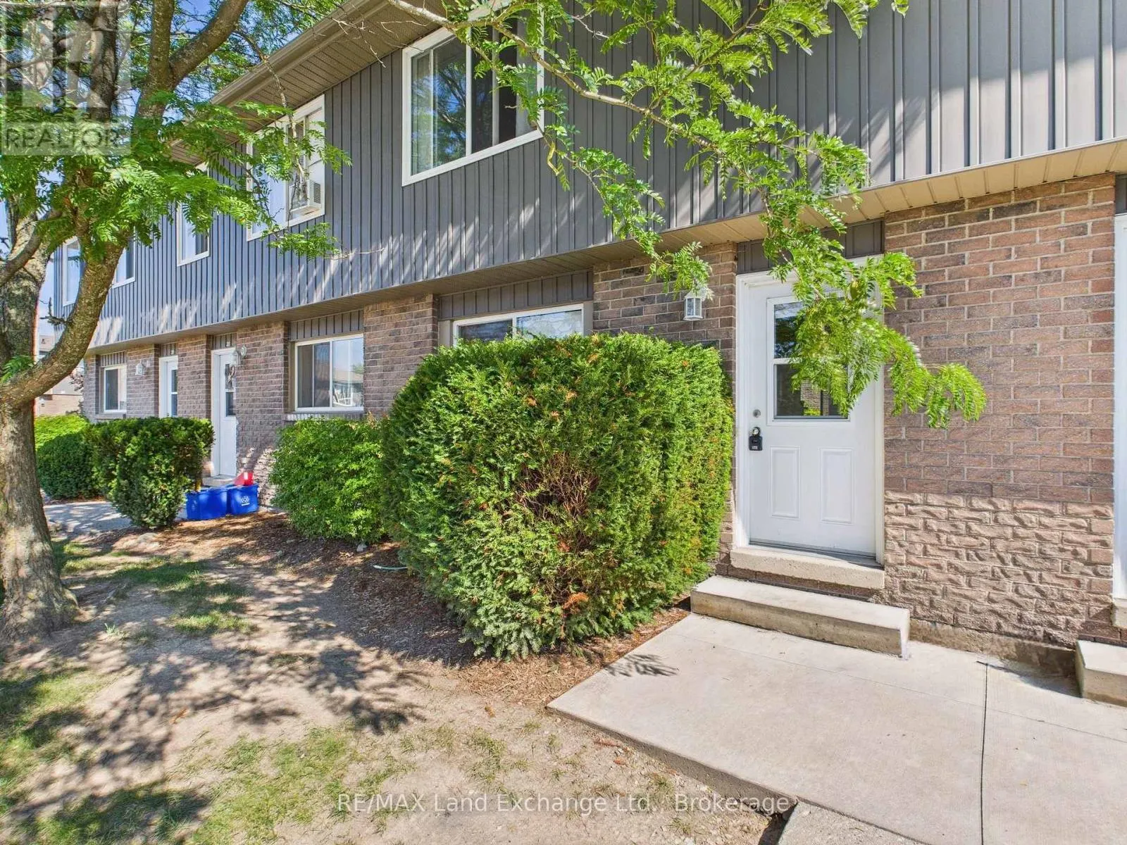 27 - 850 WALSH STREET, #27