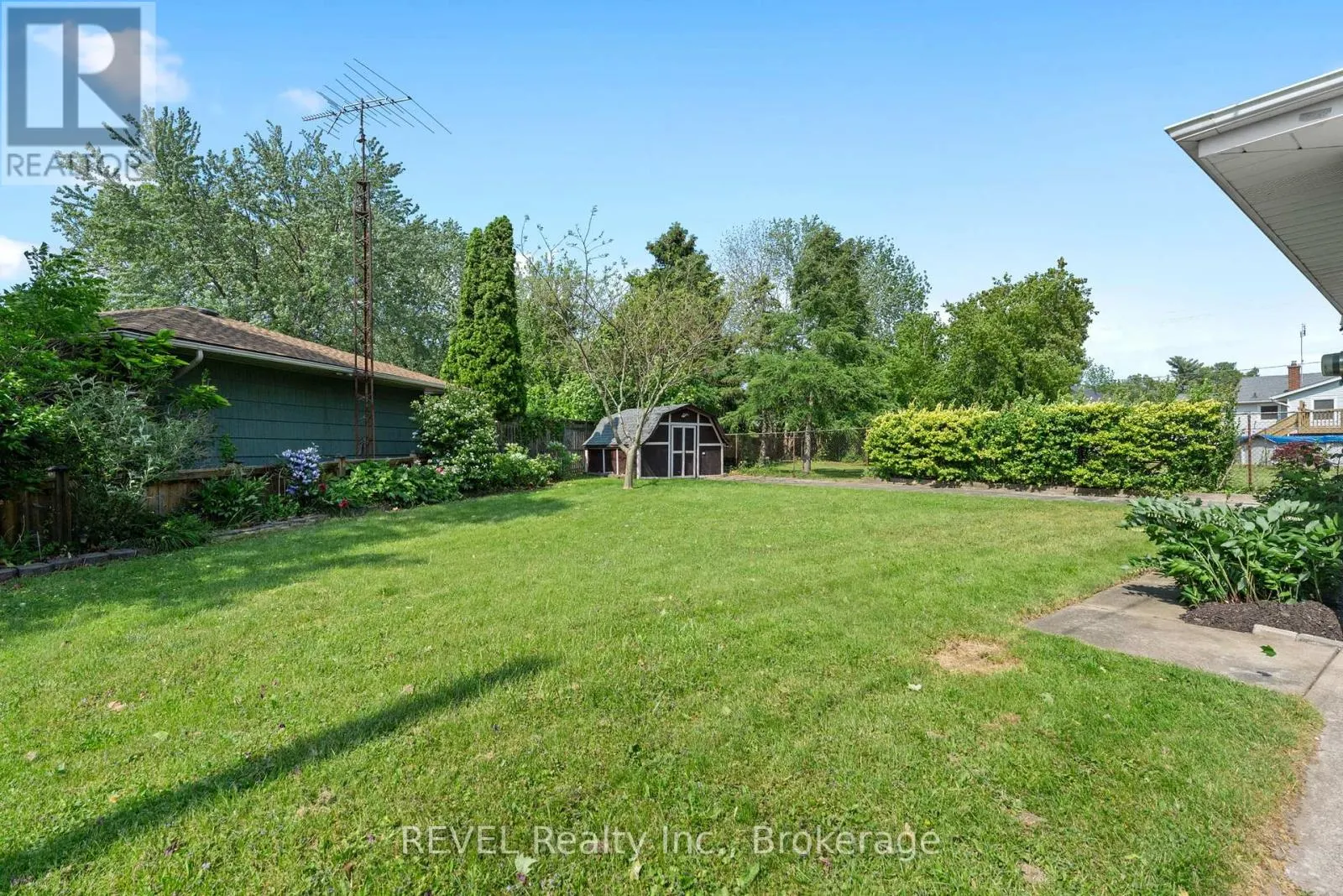 32 HANSON DRIVE N