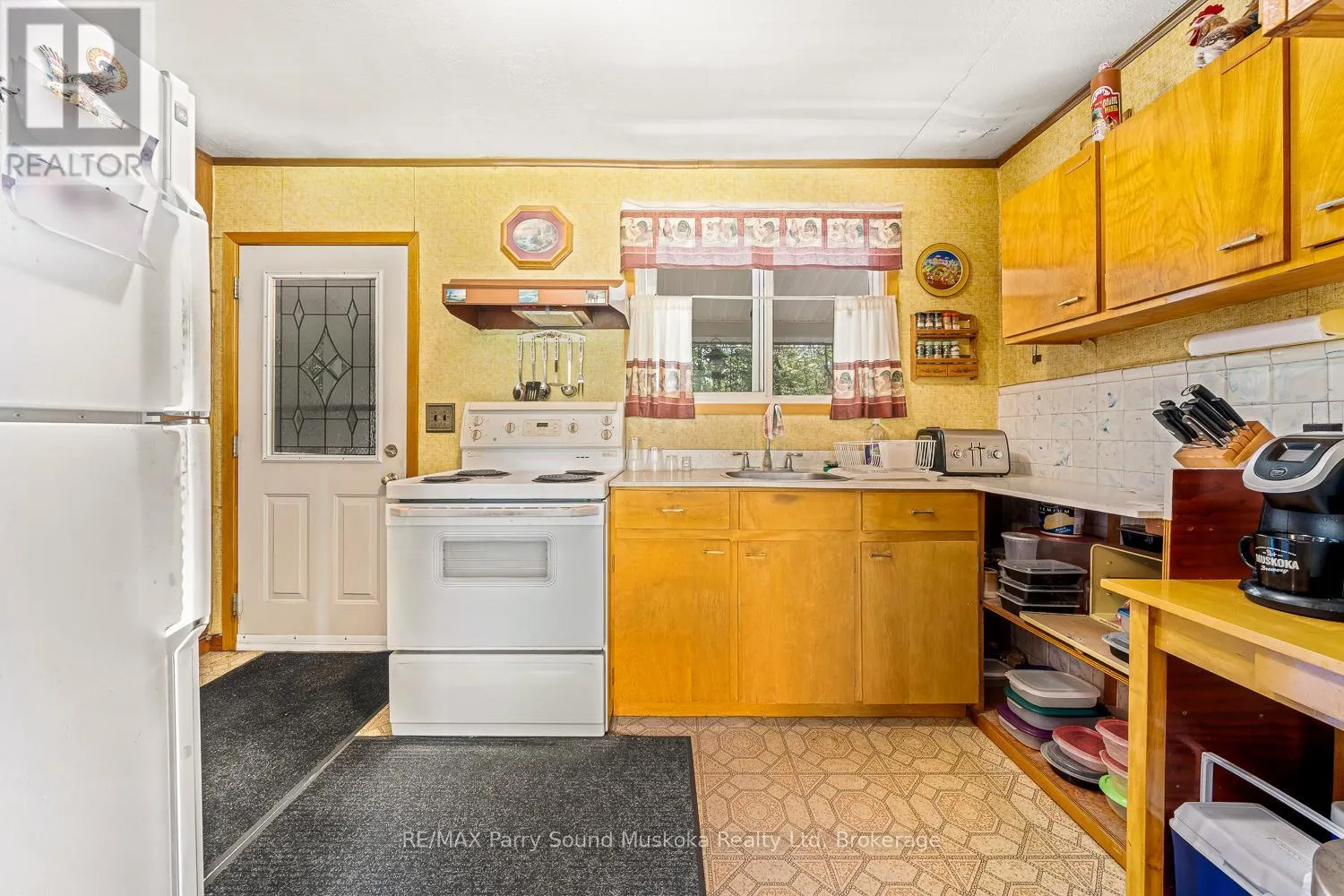 86 LAKESIDE CRESCENT