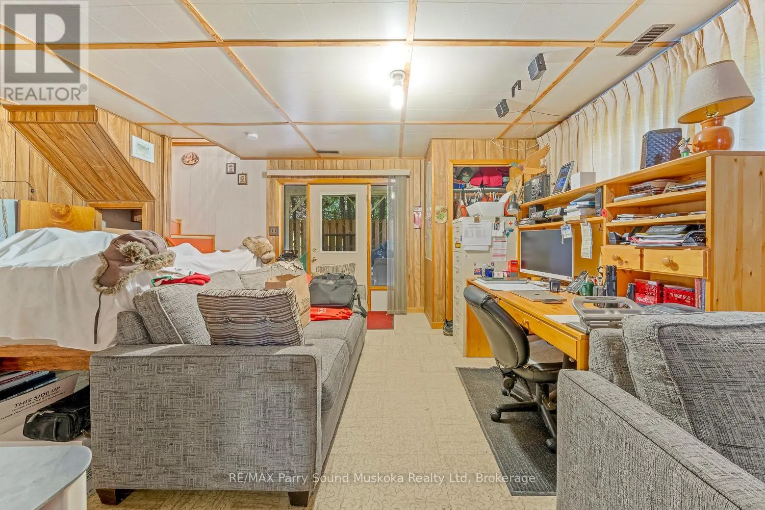 86 LAKESIDE CRESCENT