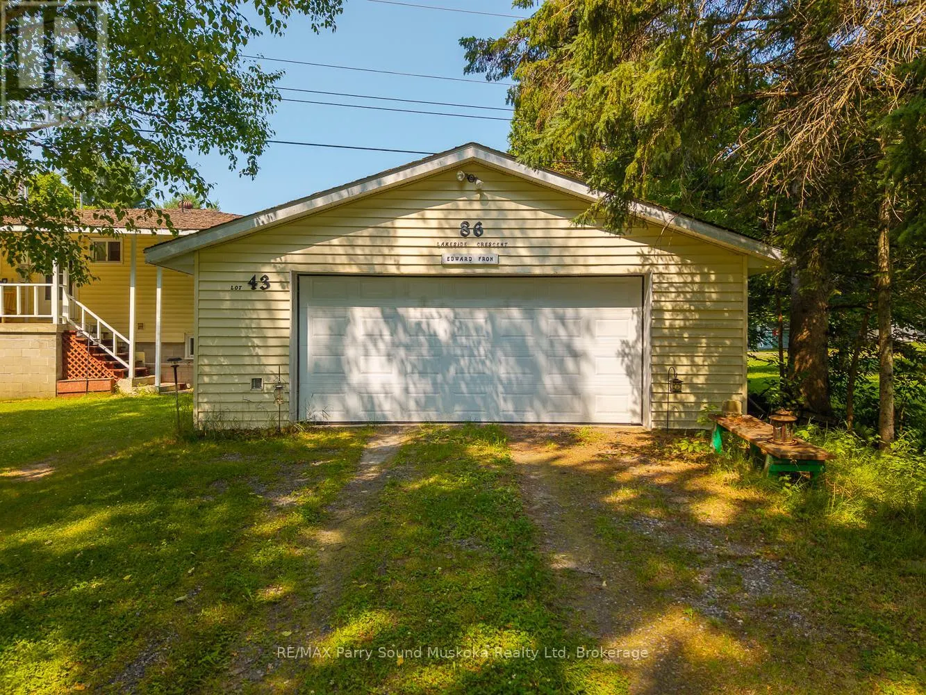 86 LAKESIDE CRESCENT