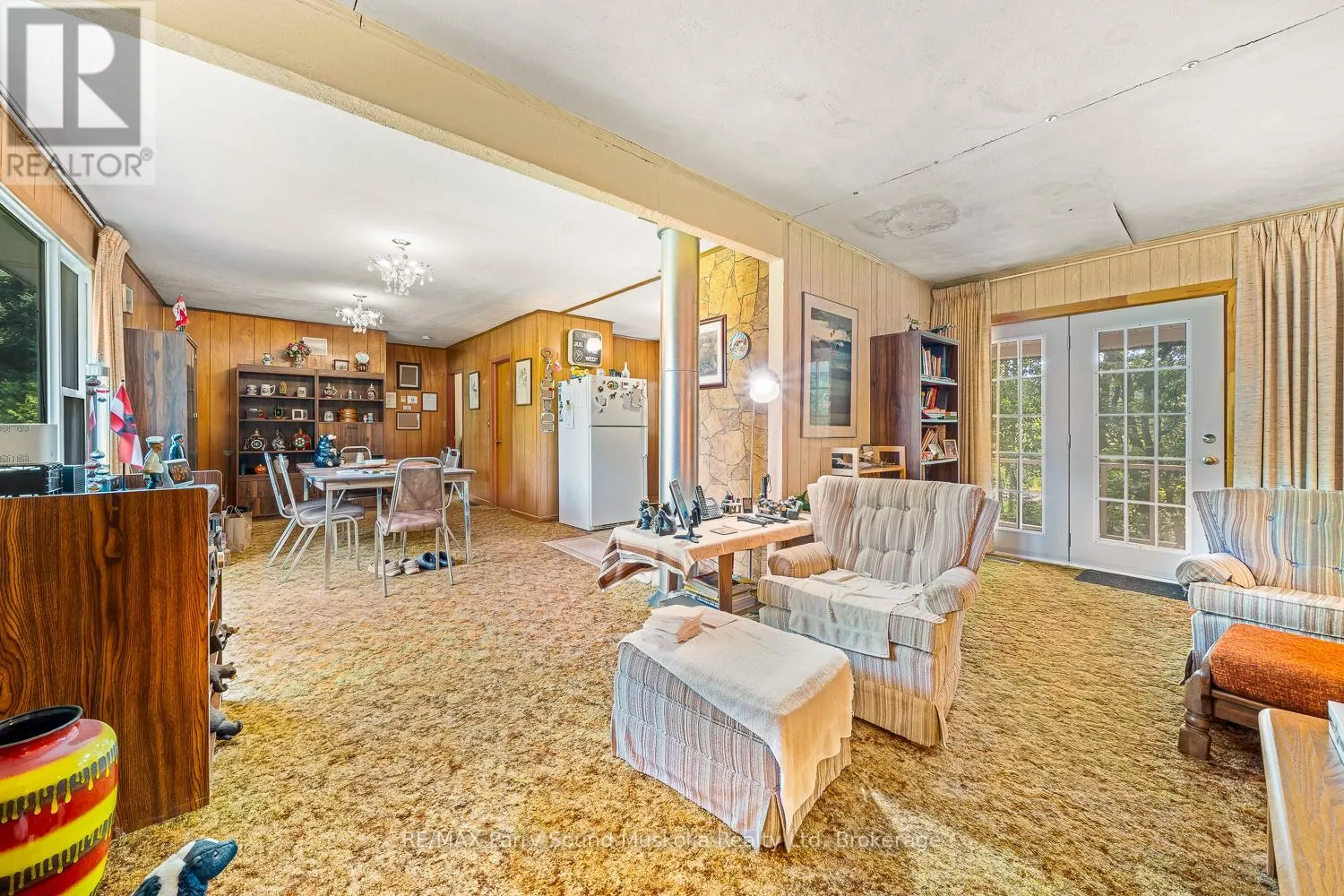 86 LAKESIDE CRESCENT