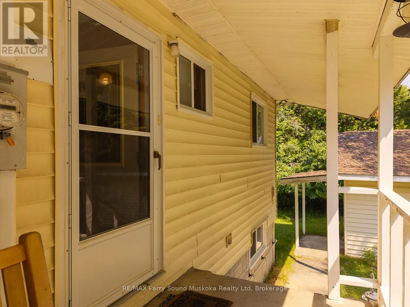 86 LAKESIDE CRESCENT