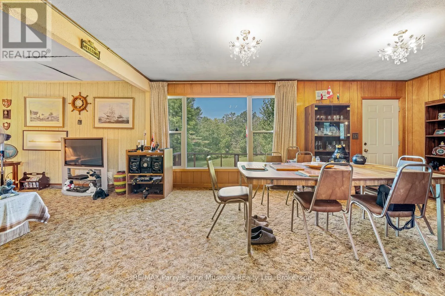 86 LAKESIDE CRESCENT