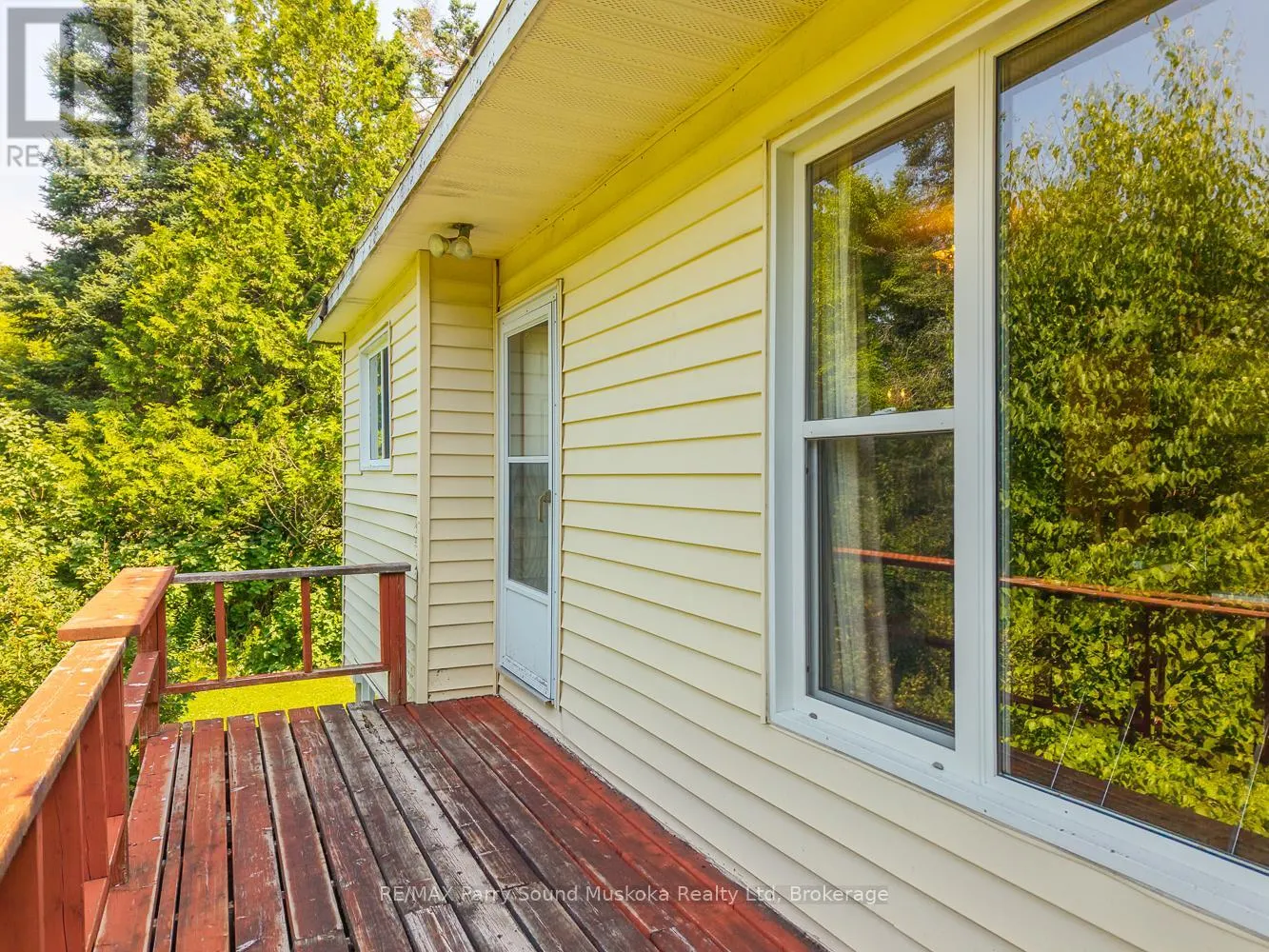 86 LAKESIDE CRESCENT