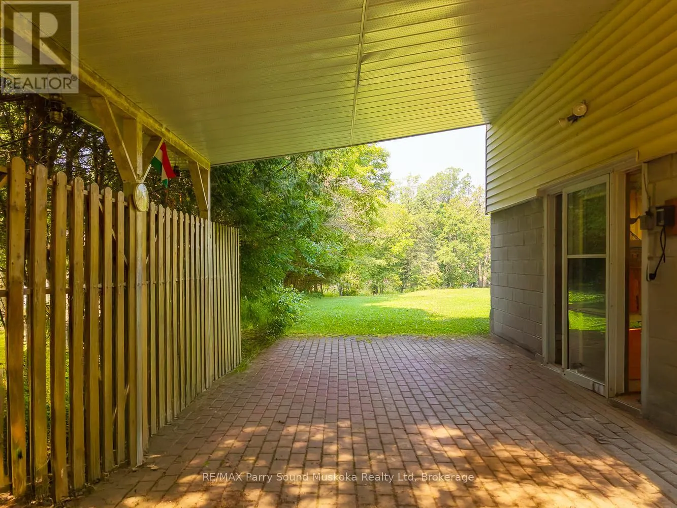 86 LAKESIDE CRESCENT