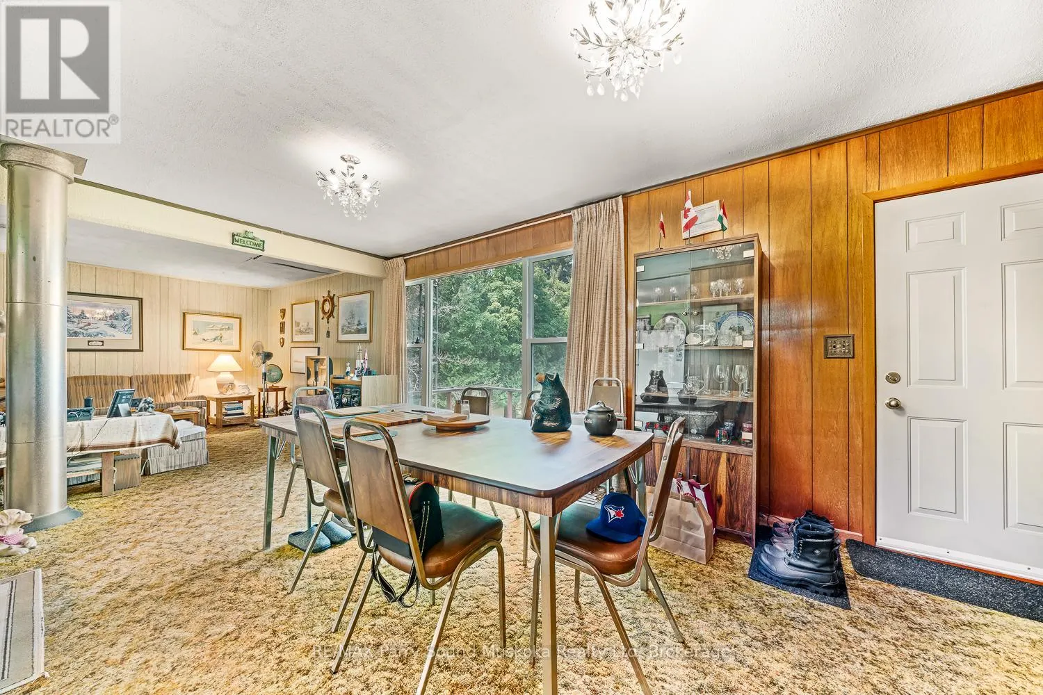 86 LAKESIDE CRESCENT