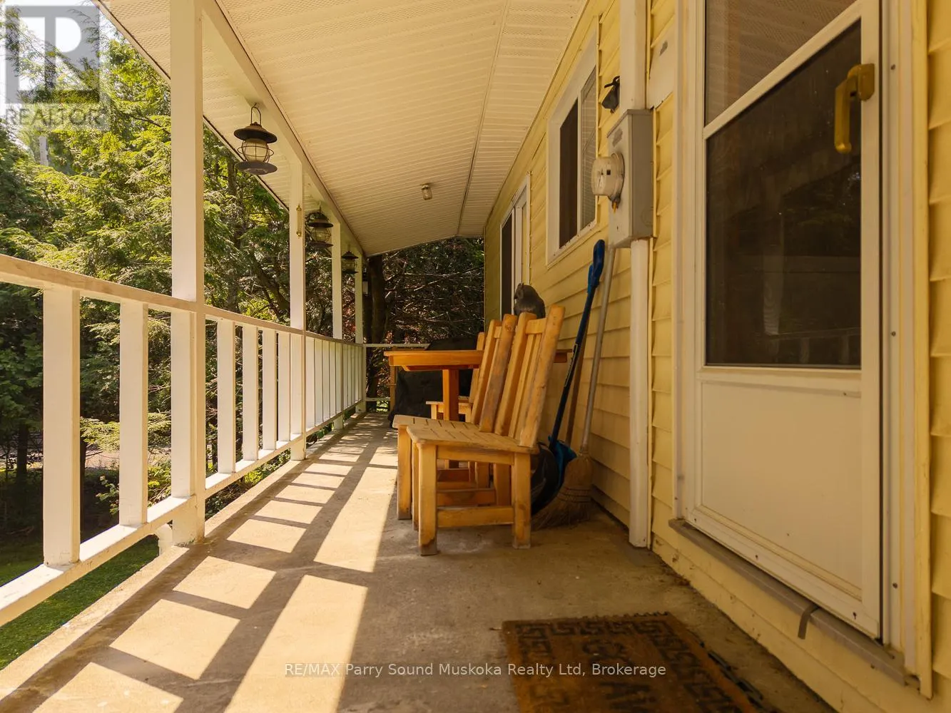 86 LAKESIDE CRESCENT