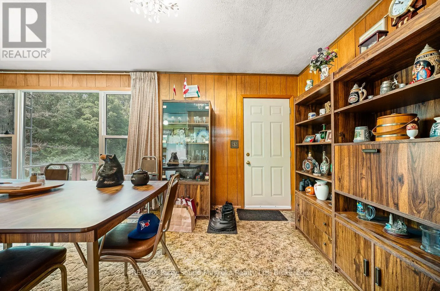 86 LAKESIDE CRESCENT