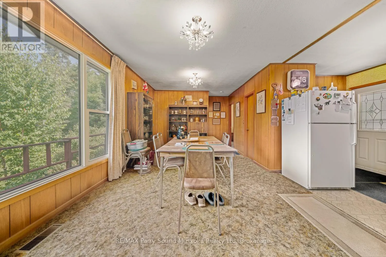 86 LAKESIDE CRESCENT