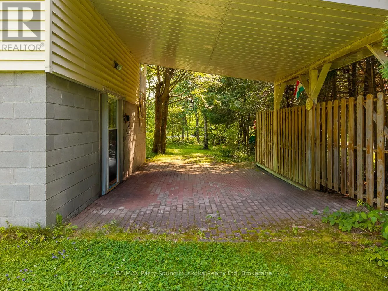86 LAKESIDE CRESCENT