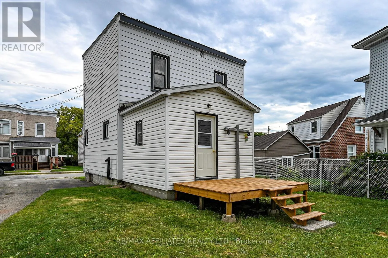 8 WINNIFRED STREET N