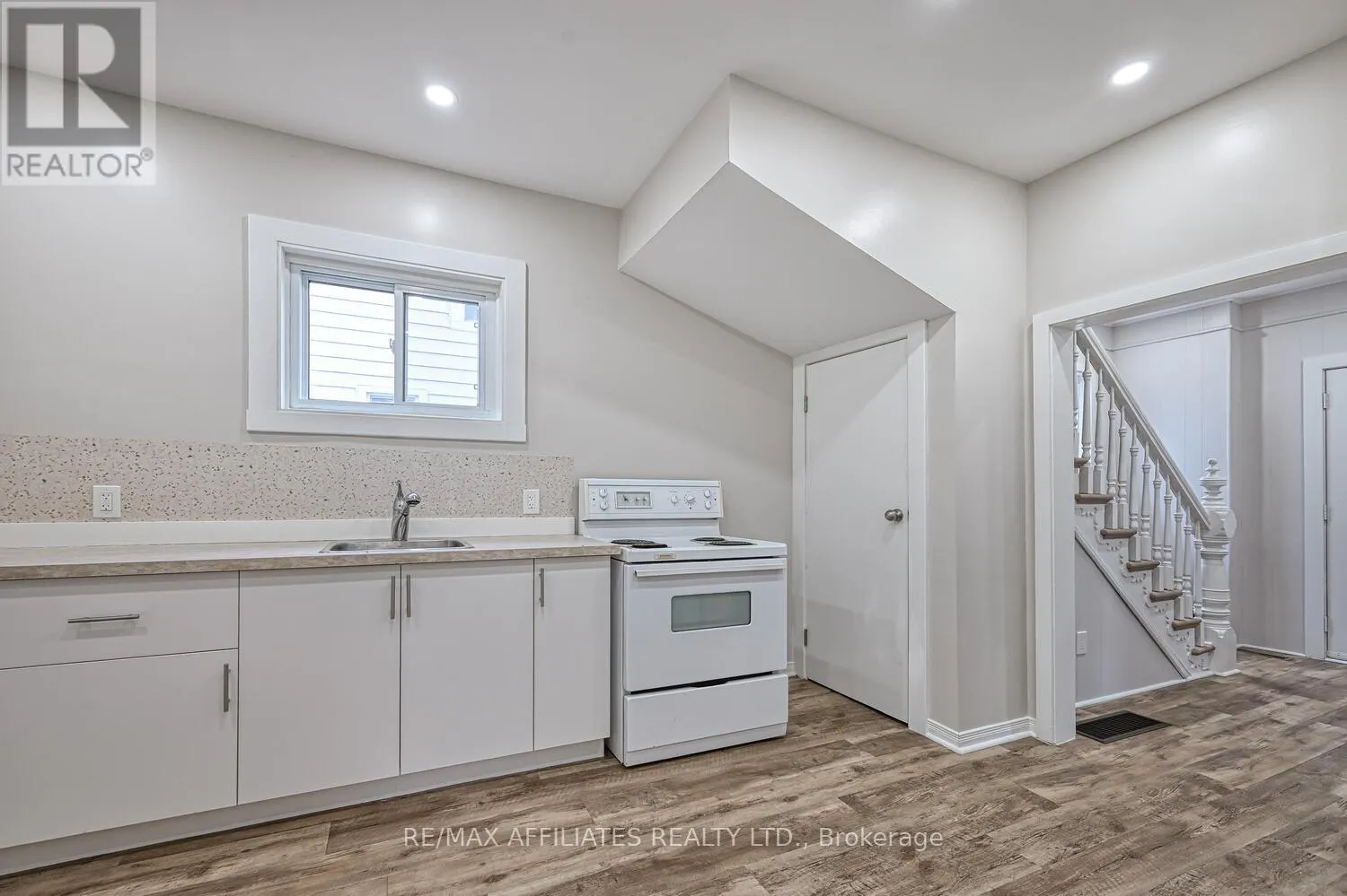 8 WINNIFRED STREET N