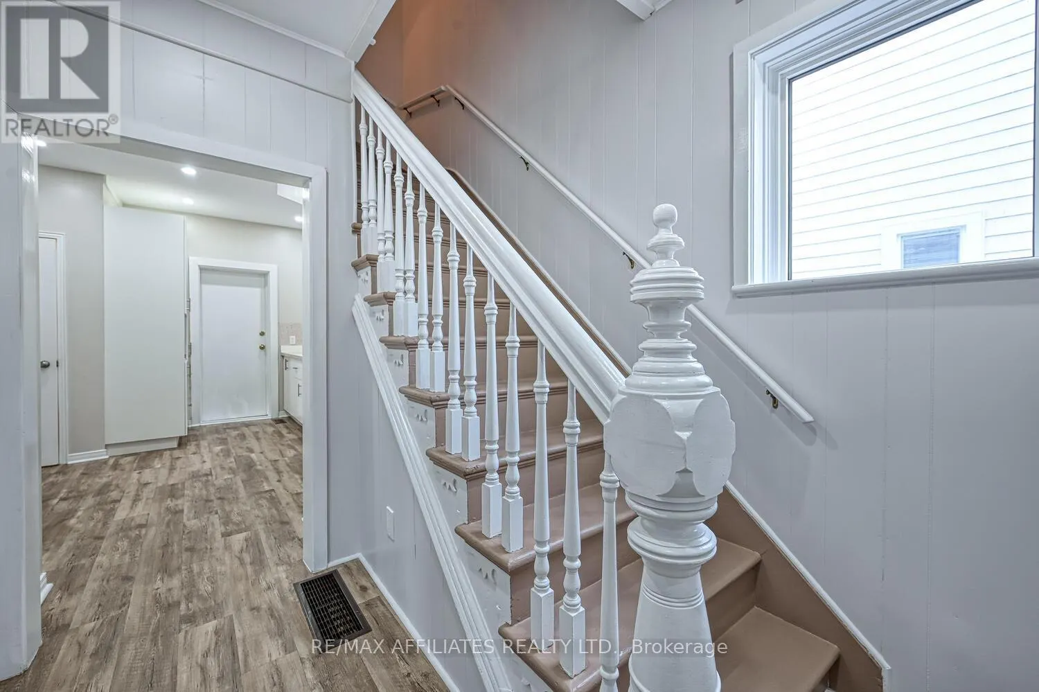 8 WINNIFRED STREET N