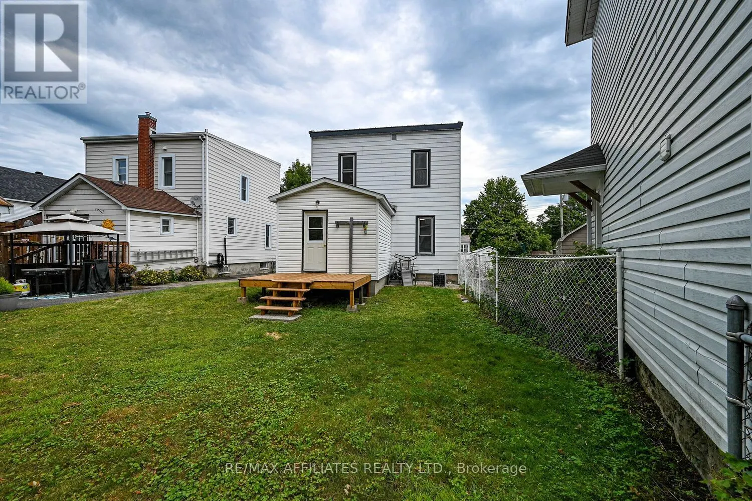 8 WINNIFRED STREET N