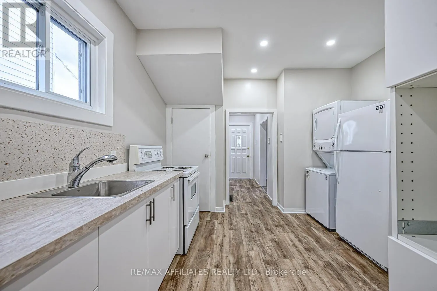 8 WINNIFRED STREET N